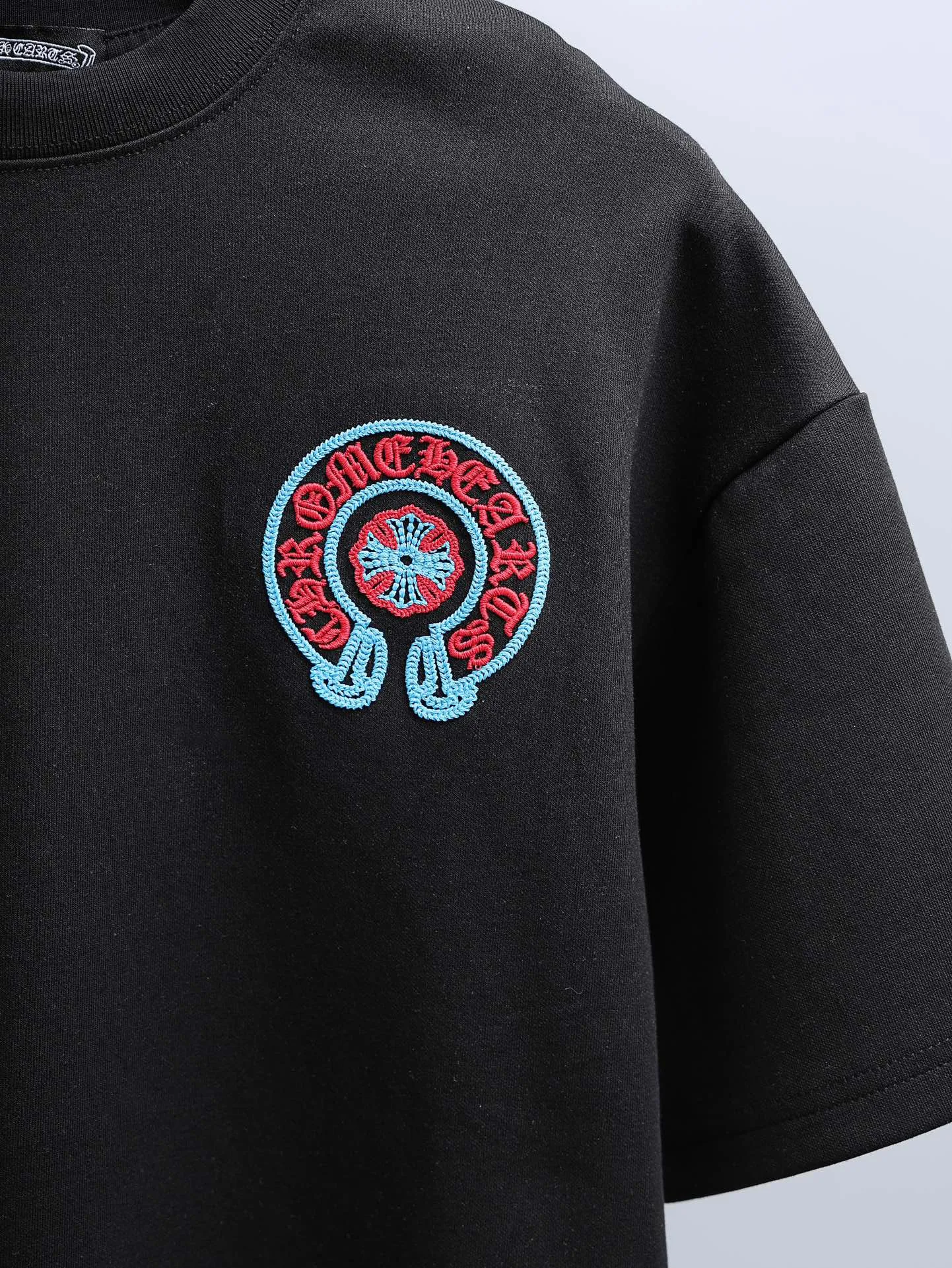 P190 Chrome Hearts* 2꯭0꯭2꯭5 new autumn and winter style ❤️ Original ⌚️ high version Chrome Hearts The fabric is made of 320g high-density modal long-staple cotton. It does not deform or shrink. Process introduction: double thread movement. Chest. The back panel uses overlapping embroidery🪡 process➕the back panel towel rope embroidery process. Color: black SIZE: M-3XL